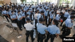 香港警察在蘋果日報總部進行搜查並逮捕蘋果日報高管。 （2021年6月17日） 