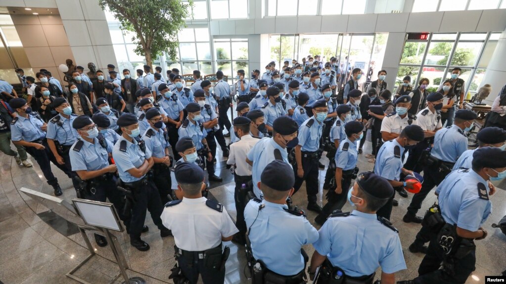 香港警察在苹果日报总部进行搜查并逮捕苹果日报高管（路透社2021年6月17日）(photo:VOA)