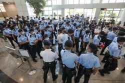 香港警察在蘋果日報總部進行搜查並逮捕蘋果日報高管。（2021年6月17日）