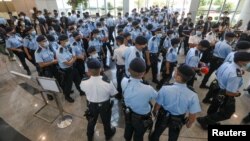 香港警察在苹果日报总部进行搜查并逮捕苹果日报高管。（2021年6月17日）