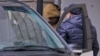 Репортер американської газети The Wall Street Journal Еван Гершковіч, затриманий за підозрою в шпигунстві, виходить з будівлі суду в Москві, Росія, 30 березня 2023. REUTERS/Evgenia Novozhenina