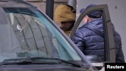 Репортер американської газети The Wall Street Journal Еван Гершковіч, затриманий за підозрою в шпигунстві, виходить з будівлі суду в Москві, Росія, 30 березня 2023. REUTERS/Evgenia Novozhenina