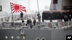2019年4月21日，日本“凉月”号驱逐舰悬挂“旭日旗”抵达青岛