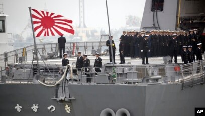 日本驱逐舰悬挂 旭日旗 抵达青岛