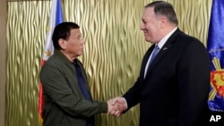 ប្រធានាធីបតី​ហ្វីលីពីន Rodrigo Duterte (ឆ្វេង)​ស្វាគមន៍​រដ្ឋមន្រ្តី​ការ​បរទេស​ Mike Pompeo នៅពេល​មកដល់​បន្ទាយ​អាកាស​ Villamor ទីក្រុង Pasay ភាគ​អាគ្នេយ៍​ទីក្រុង​ម៉ានីល​ប្រទេស​ហ្វីលីពីនកាលពី​ថ្ងៃទី​២៨ ខែកុម្ភៈ ឆ្នាំ២០១៩។