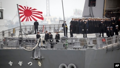 日本驱逐舰悬挂“旭日旗”抵达青岛