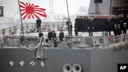 日本海上自衛隊「涼月號」驅逐艦懸掛“旭日旗”抵達青島參加中國海軍成立70週年的慶祝活動。 （2019年4月21日）