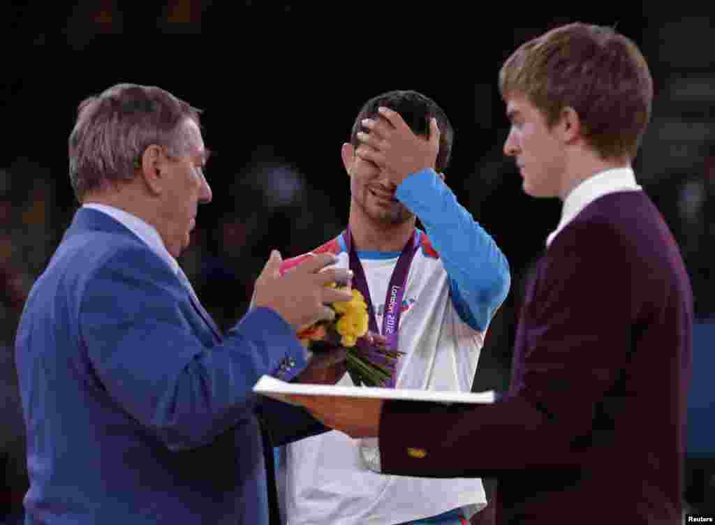 Qızıl medal xəyalları məhv olan digər g&uuml;ləş&ccedil;i R&Ouml;VŞƏN BAYRAMOV - 2008-ci il Olimpiya Oyunlarının g&uuml;m&uuml;ş m&uuml;kafat&ccedil;ısı Londonda da g&uuml;m&uuml;ş medal qazanmağı &ouml;z&uuml; &uuml;&ccedil;&uuml;n uğursuzluq hesab edir.