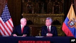 Le vice-président américain Mike Pence, à gauche, et le président équatorien Lenin Moreno au palais du gouvernement à Quito, en Équateur, jeudi 28 juin 2018. (AP Photo / Dolores Ochoa)