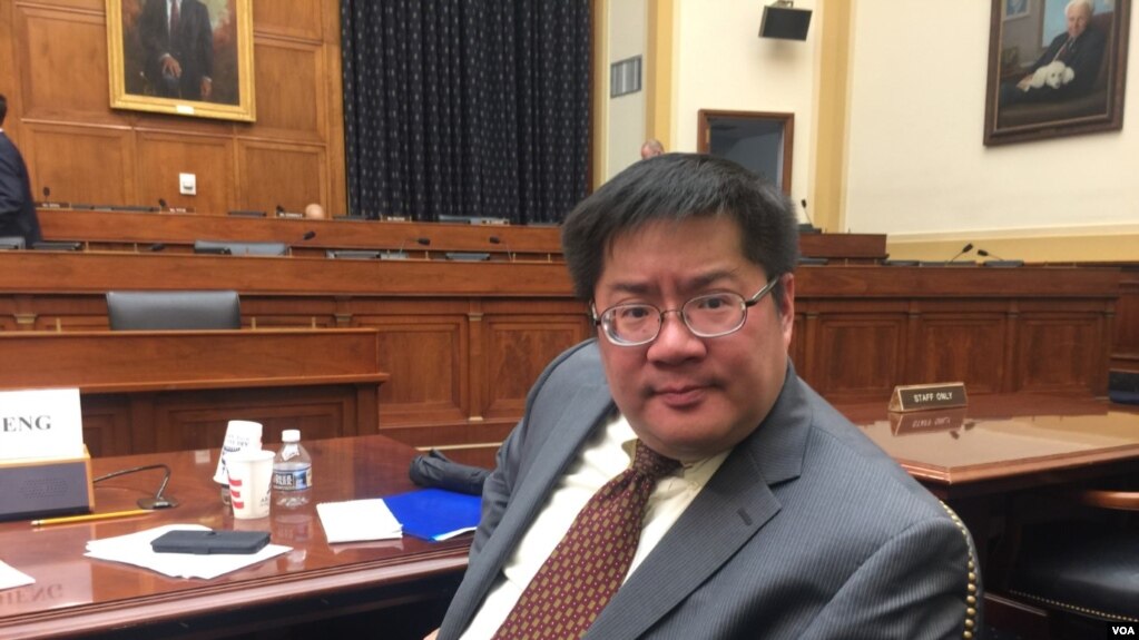 傳統基金會安全問題專家成斌在眾議院外交委員會的一個聽證會上建議美國不僅要審核中國投資,還要對其進入美國後的狀況進行審查。 (美國之音蕭洵拍攝)