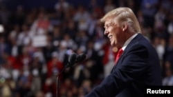 Ứng cử viên Tổng thống Donald Trump phát biểu trong phiên họp cuối cùng của Đại hội Đảng Cộng hòa ở Cleveland, Ohio, ngày 21 tháng 7 năm 2016.