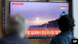 19일 한국 서울역에 설치된 TV에서 북한의 미사일 발사 관련 뉴스가 나오고 있다.