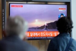 Orang-orang menonton layar TV yang menayangkan program berita tentang peluncuran rudal Korea Utara dengan rekaman file di stasiun kereta api di Seoul, Korea Selatan, Selasa, 19 Oktober 2021. (Foto: AP)