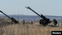 Pháo của các lực lượng chính phủ Ukraine gần thị trấn miền đông Debaltseve, ngày 17/2/2015.