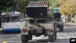 Arhiva - Proruski pobunjenici voze mobilne višecevne lansere raketa tipa Grad, ulicama grada Donjecka, Ukrajina, 11. septembra 2014. 