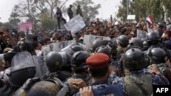 Столкновения протестующих с полицией в Омане