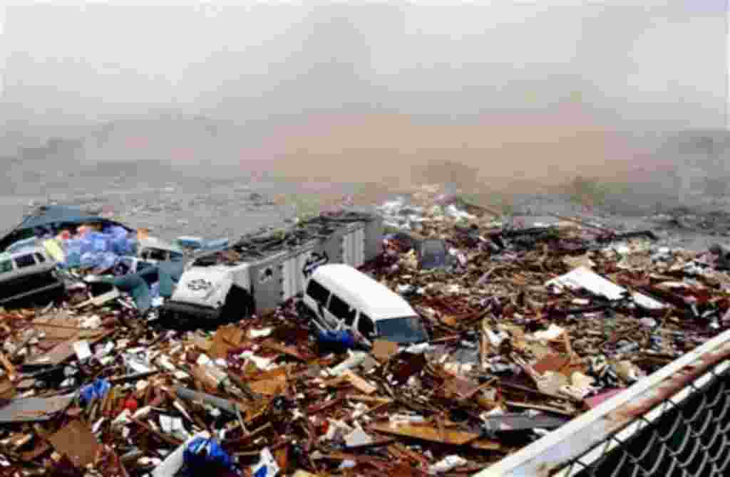 Coches y otros restos barridos por el azote de las olas del tsunami quedaron esparcidos por la costa cerca de Kesennuma, en la prefectura de Miyagi.