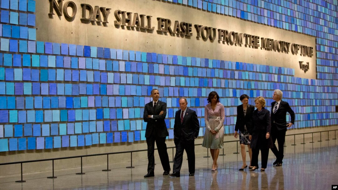President Barack Obama dan ibu negara Michelle Obama, bersama Hillary Clinton dan Bill Clinton saat melakukan tour di dalam Museum 9/11 di New York (15/5). 