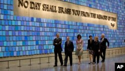 President Barack Obama dan ibu negara Michelle Obama, bersama Hillary Clinton dan Bill Clinton saat melakukan tour di dalam Museum 9/11 di New York (15/5). 