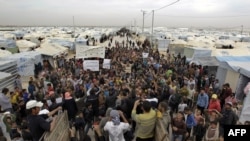 Para pengungsi Suriah di kamp Zaatari, Yordania, ambil bagian dalam demonstrasi yang menuntut komunitas internasional mempersenjatai Tentara Pembebasan Suriah. (Foto: Dok)