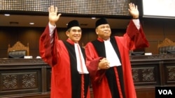 Hamdan Zoelva (kiri) dan Arief Hidayat seusai dilantik menjadi Ketua dan Wakil Ketua Mahkamah Konstitusi(MK) periode 2013-2016, 6 November 2013 (VOA/Andylala)