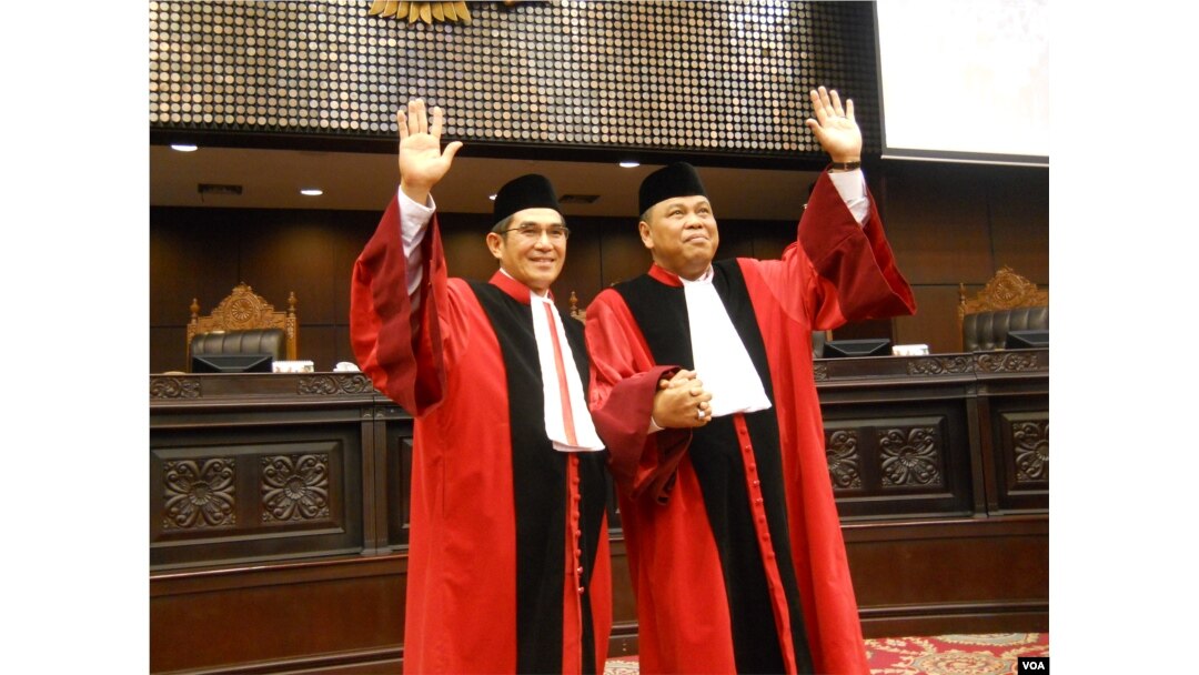 Hamdan Zoelva (kiri) dan Arief Hidayat seusai dilantik menjadi Ketua dan Wakil Ketua Mahkamah Konstitusi(MK) periode 2013-2016, 6 November 2013 (VOA/Andylala)