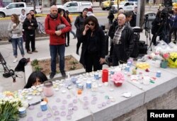 전날 차량 돌진 사건이 발생한 캐나다 토론토의 교차로에 24일 희생자를 추모하는 꽃과 편지 등이 놓여있다.