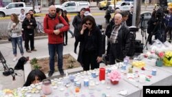 在多倫多，哀悼者在一天前發生駕車襲擊事件的現場建起來的臨時紀念場地向死難者致意。（2018年4月24日）