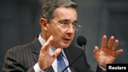 El expresidente de Colombia, Álvaro Uribe, fue calificado por Rupert Murdoch como un hombre que transformó a su país.