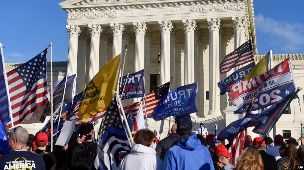 2020年12月12日特朗普支持者在最高法院前抗议2020年总统大选结果。(photo:VOA)