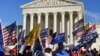 Para pendukung Presiden Donald Trump berpartisipasi dalam demo "Pawai Satu Juta MAGA" untuk memprotes hasil pilpres 2020 di depan Mahkamah Agung AS, Washingtong D.C., 12 Desember 2020. (Foto: AFP) 