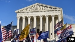 Para pendukung Presiden Donald Trump berunjuk rasa memprotes hasil pilpres di depang gedung Mahkamah Agung AS, di Washington D.C, Sabtu, 12 Desember 2020. (Foto: AFP)