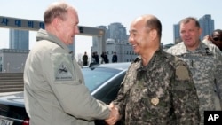 South Korean Joint Chiefs of Staff Chairman Gen. Jung Seung-jo (C) shakes hands with his US counterpart, Gen. Martin Dempsey as US Gen. James D. Thurman, the commander of US forces in South Korea looks on in Seoul April 21, 2013.
