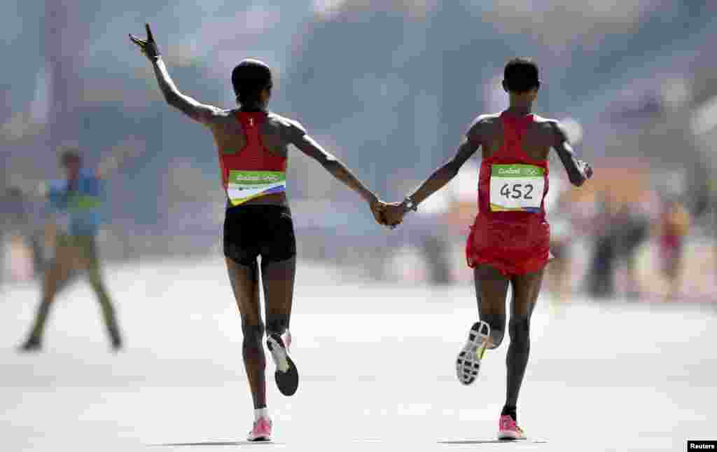 La Kényane Jemima Sumgong et la Baheïni Jepkirui Kirwa fête lors victoire lors du marathon, à Rio de Janeiro, Brésil, le 14 août 2016.