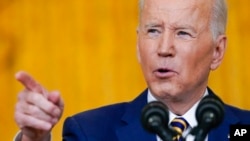 Presiden Joe Biden berbicara dalam konferensi pers di Ruang Timur Gedung Putih di Washington, 19 Januari 2022. (Foto: AP)