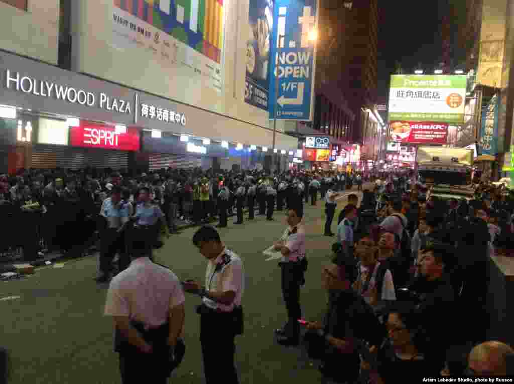 香港街头警民对峙数千人围观 (美国之音海彦拍摄)