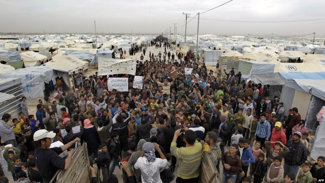 Para pengungsi Suriah di kamp Zaatari, Yordania, ambil bagian dalam demonstrasi yang menuntut komunitas internasional mempersenjatai Tentara Pembebasan Suriah. (Foto: Dok)
