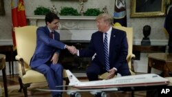 El presidente Donald Trump, derecha y el primer ministro canadiense, Justin Trudeau hablaron del tratado de comercio, entre otros puntos.