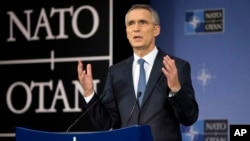 Sekjen NATO Jens Stoltenberg berbicara pada pertemuan Menhan NATO di Brussels, Belgia (foto: dok). 
