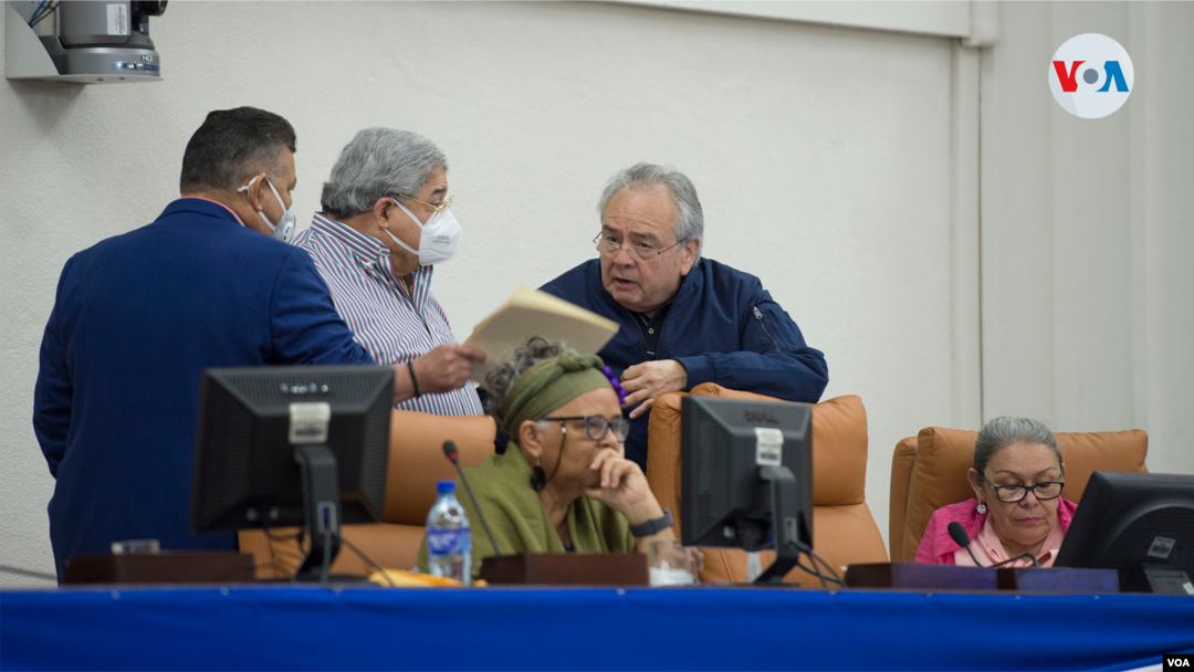 El presidente de la Asamblea Nacional de Nicaragua, Gustavo Porras, de frente con chaqueta azul. Foto Houston Castillo, VOA.
