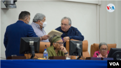 El presidente de la Asamblea Nacional de Nicaragua, Gustavo Porras, de frente con chaqueta azul. Foto Houston Castillo, VOA.