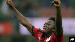 AC Milan Sulley Muntari célèbre un but qu'il vient de marquer au stade de Milan, en Italie, le 4 octobre 2014.