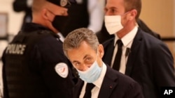 ျပင္သစ္သမၼတေဟာင္း Nicolas Sarkozy တရား႐ံုးသို႔ ေရာက္လာစဥ္။ (ႏိုဝင္ဘာ ၂၃၊ ၂၀၂၀) 