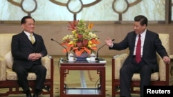 Chủ tịch Trung Quốc Tập Cận Bình (phải) tiếp ông Liên Chiến, Chủ tịch Danh dự của đảng đương quyền - Quốc dân đảng 