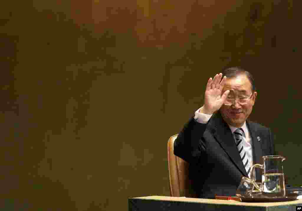 ເລຂາທິການໃຫຍ່ສະຫະປະຊາຊາດ ທ່ານ Ban Ki-moon ໂບກມືທັກທາຍຜູ້ຄົນ ໃນລະຫວ່າງກອງປະຊຸມ ປະຈໍາປີທີ 67 ຂອງສະມັດຊາໃຫຍ່ສະຫະປະຊາຊາດ ທີ່ນະຄອນນິວຢອກ, ວັນທີ 25 ກັນຍາ 2012.