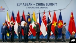 ASEAN leaders leave the stage following a group photo at their summit in Singapore, Nov. 14, 2018.