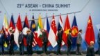 Lãnh đạo ASEAN sau khi chụp ảnh lưu niệm tại hội nghị thượng đỉnh ở Singapore, ngày14/11/2018.(AP Photo/Bullit Marquez)