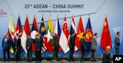 ASEAN leaders leave the stage following a group photo at their summit in Singapore, Nov. 14, 2018.