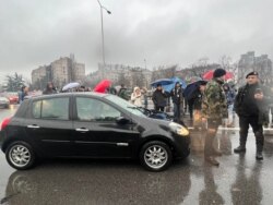 Manja grupa ljudi koji su se predstavili kao ratni veterani nastavila je da i nakon okončanja građanskog protesta blokira autoput kod Sava centra, na Novom Beogradu, 11. decembra 2021. (Foto: Jovana Đurović, Glas Amerike)