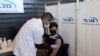 Seorang remaja menerima suntikan vaksinasi COVID-19 di Tel Aviv, Israel, 24 Januari 2021. (Foto: Ronen Zyulun/Reuters)